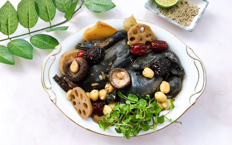 Ăn gà tiềm thuốc bắc cần đúng liều lượng và tránh dùng khi mắc bệnh cấp tính để đảm bảo an toàn