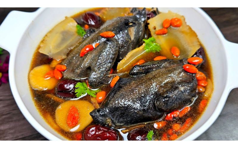 Gà tiềm thuốc bắc nếu nấu đúng cách sẽ thơm nhẹ, dễ ăn và không hề nồng mùi thuốc