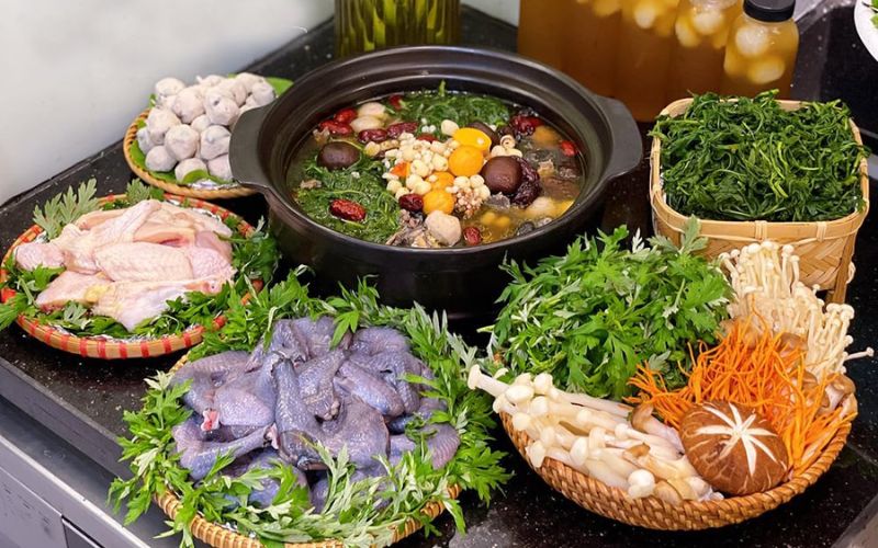 Tự nấu gà tiềm thuốc bắc giúp kiểm soát nguyên liệu nhưng đòi hỏi nhiều thời gian và hiểu biết về dược liệu
