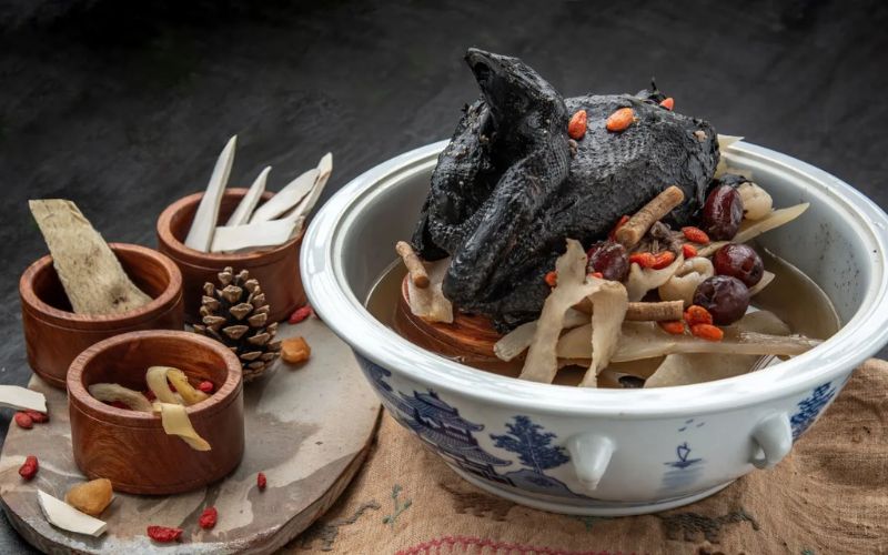 Gà ác tiềm thuốc bắc có thể tự nấu tại nhà nếu chuẩn bị đúng nguyên liệu và thực hiện đúng cách