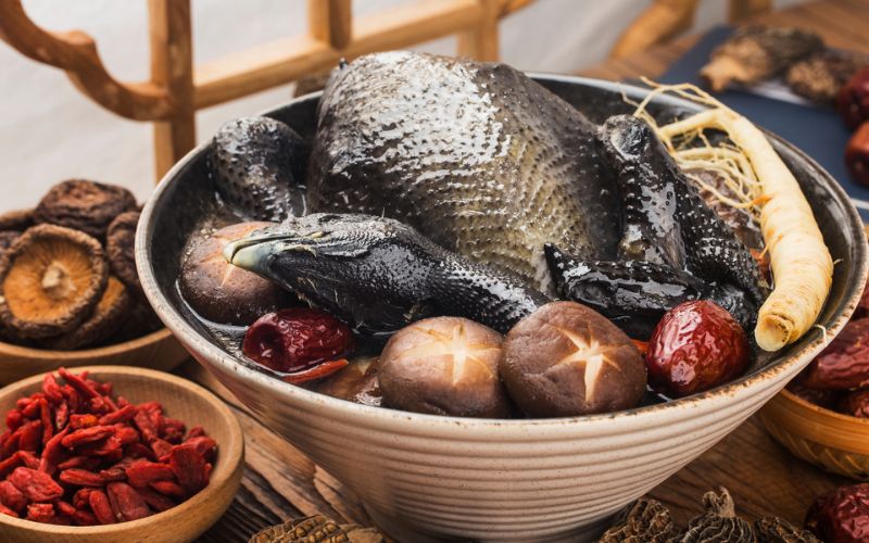 Tiềm không cách thủy là phương pháp nấu gà tiềm đơn giản, dễ thực hiện và tiết kiệm thời gian