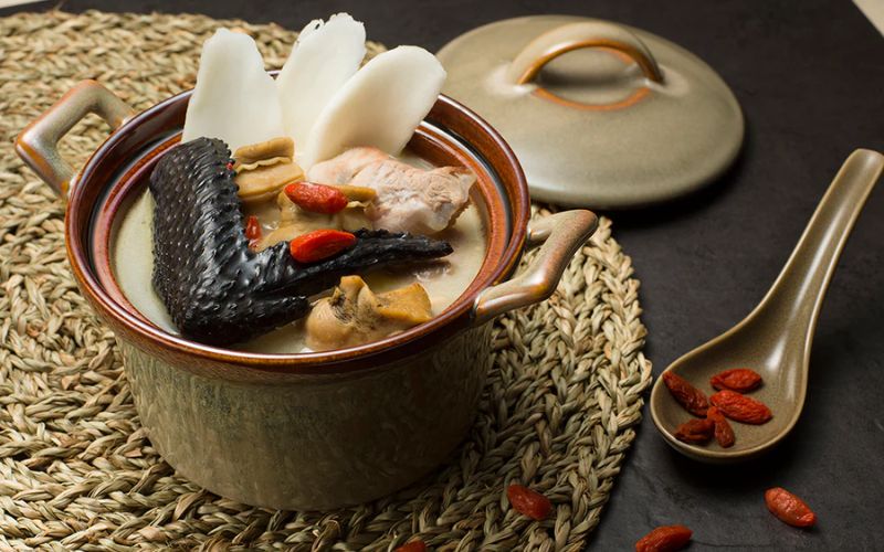 Proper storage of black chicken and herbs preserves freshness, flavor, and health benefits