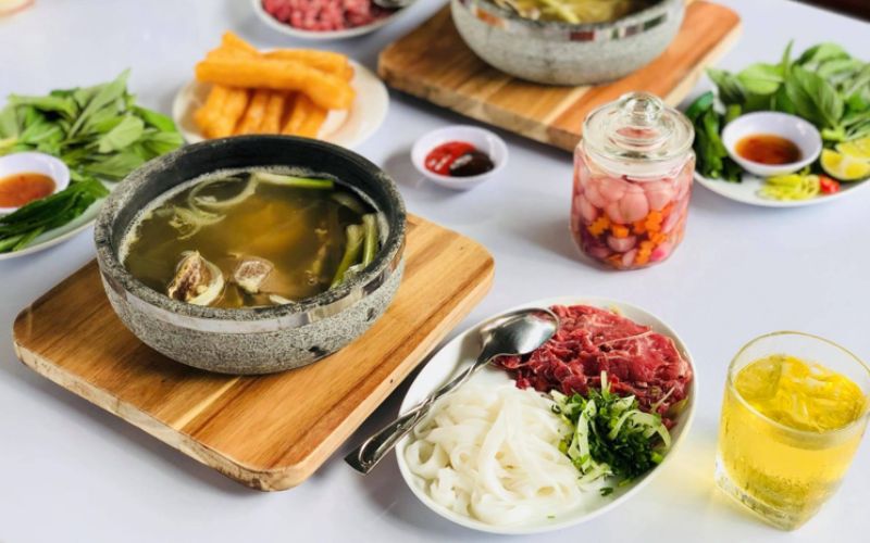 Stone bowl pho easily adapts to vegan diets, staying flavorful, nutritious, and family-friendly