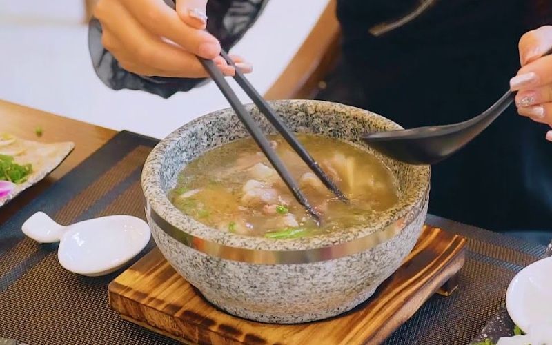 Stone bowl pho enhances texture, making meals more enjoyable and inviting for kids
