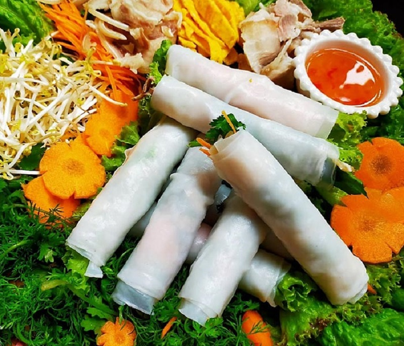 Choosing the rice paper of pho and roll