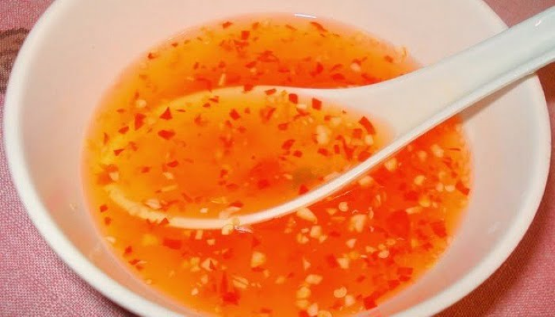 The sauce of pho rolls is “nuoc cham” made from fish sauce