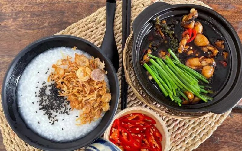 Frog porridge calories come mainly from rice, broth, and lean frog meat