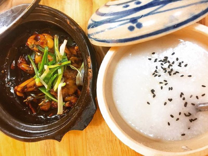 Frog porridge has about 250–350 calories per bowl