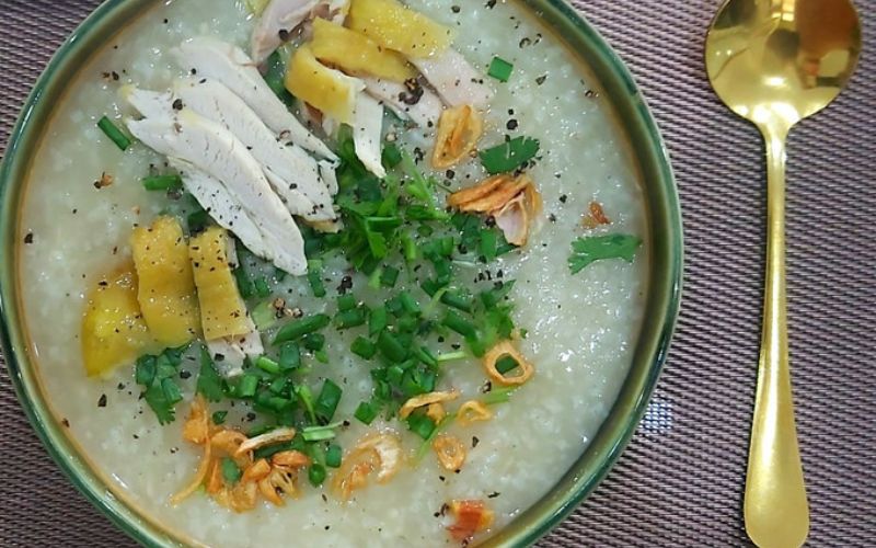 Cháo gà nên được cho bé ăn 1–3 lần/tuần tùy theo độ tuổi và cần kết hợp đa dạng thực phẩm