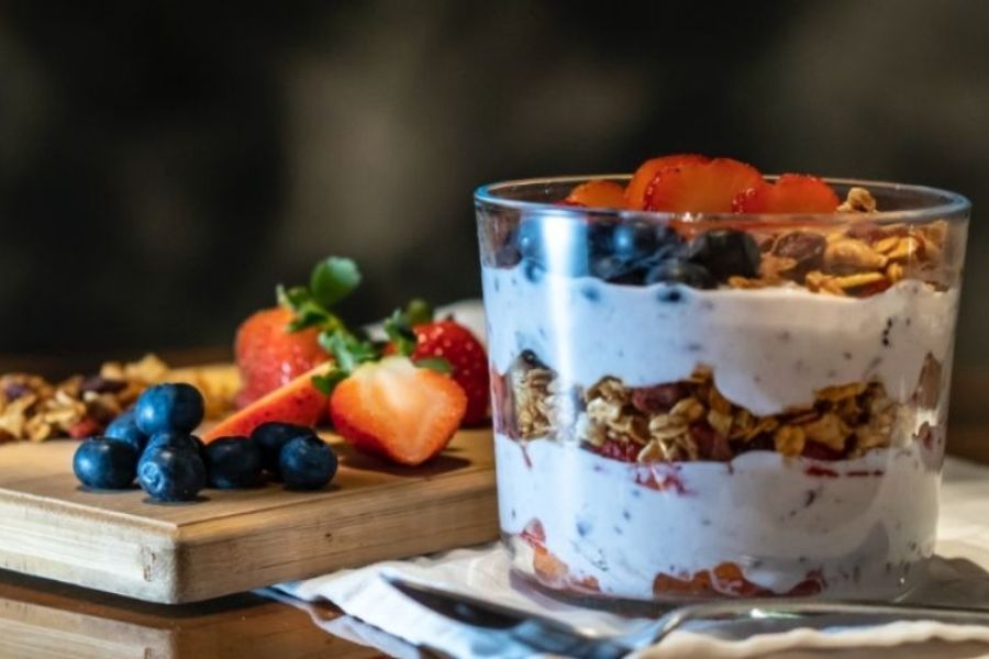 Yogurt parfait with banana and crunchy cereal topping