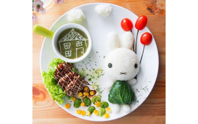 Một vài mẹo đơn giản có thể giúp bé hứng thú hơn khi bắt đầu tập ăn cơm