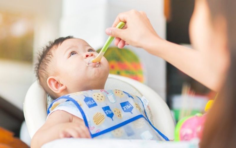 Bé 6 tháng ăn bao nhiêu ml cháo 1 bữa? 90% mẹ đo sai