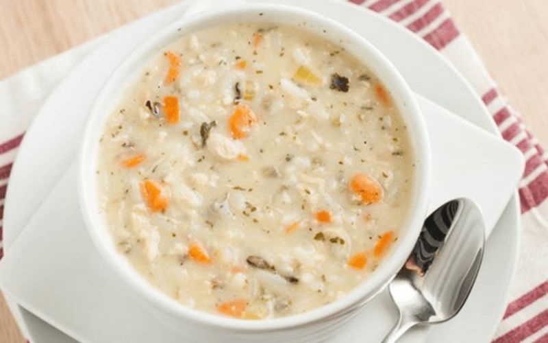 Cháo thịt gà và cà rốt cung cấp protein và beta-carotene cho bé