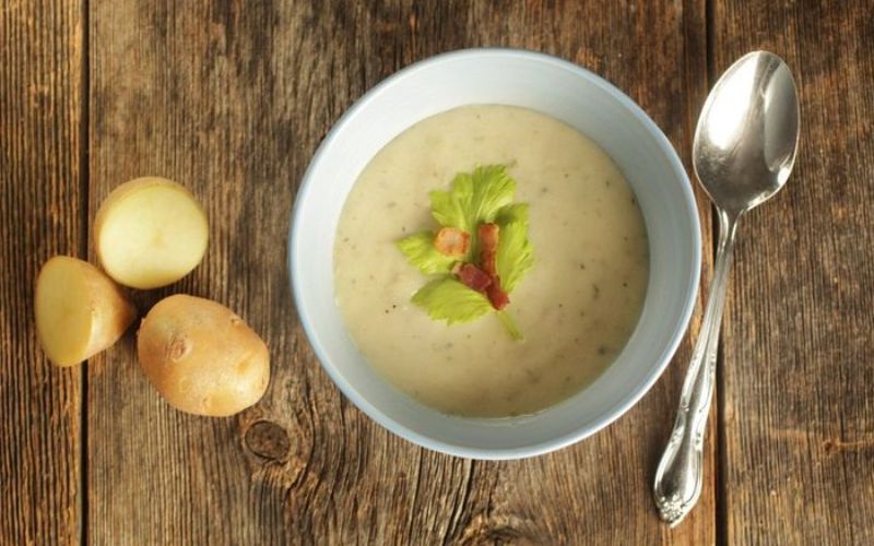 Cháo khoai tây trộn trứng cung cấp vitamin C và protein