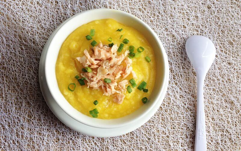 Cháo cá hồi rau củ cung cấp omega-3, vitamin và chất xơ