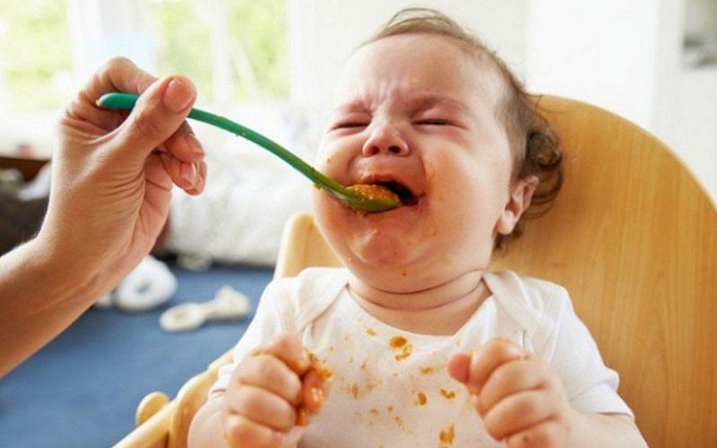 Không ép bé ăn quá nhiều, tôn trọng cảm giác no để bảo vệ hệ tiêu hóa