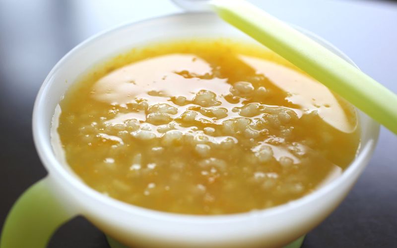 Lượng cháo bé 6 tháng tăng dần, sữa mẹ vẫn là nguồn dinh dưỡng chính