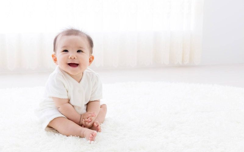 Bé có thể ngồi vững và ăn an toàn khi cơ cổ và lưng đủ khỏe