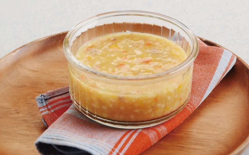 Bé bắt đầu ăn cháo từ 30-50ml, tăng dần theo tuần và tùy vào phản ứng của bé