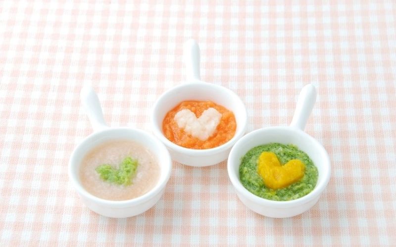 Số bữa cháo dặm tăng dần từ 1 lên 2 bữa/ngày tùy vào phản ứng của bé