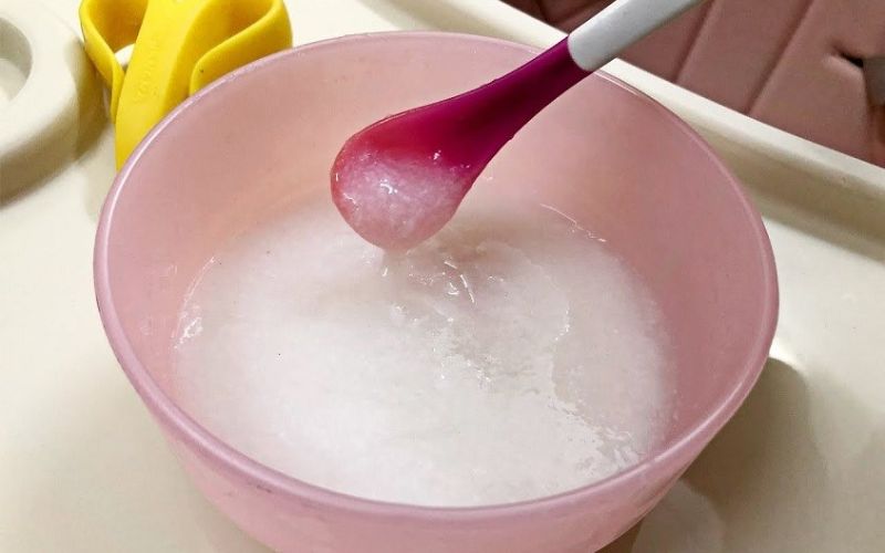 Cháo cho bé 6 tháng cần có độ mịn như sữa chua đặc