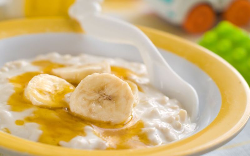 Cháo tự nấu giữ dinh dưỡng và hỗ trợ bé học nhai tốt hơn bột ăn dặm