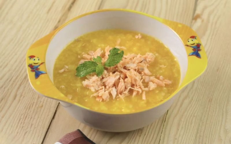Cháo bí đỏ cá hồi bổ sung dinh dưỡng cho bé phát triển não bộ và miễn dịch