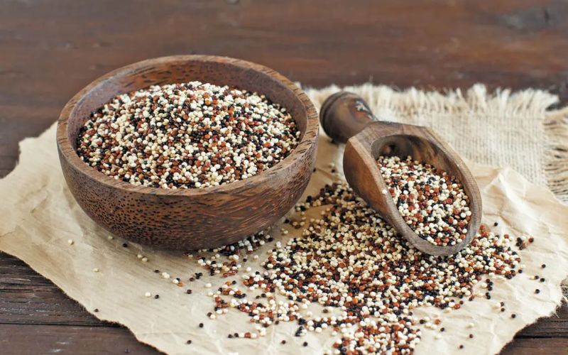 Quinoa giàu protein hoàn chỉnh, ít calo và giàu dưỡng chất, lý tưởng cho người ăn chay và kiểm soát cân nặng.