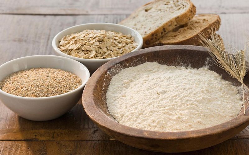 Lúa mì nguyên cám giàu chất xơ và sắt, nhưng chứa gluten, không phù hợp người nhạy cảm gluten.