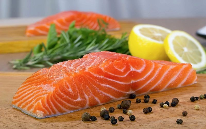 Cháo cá hồi giàu omega-3, tốt cho tim mạch và não bộ, rất phù hợp cho người cao tuổi và người làm việc trí óc.