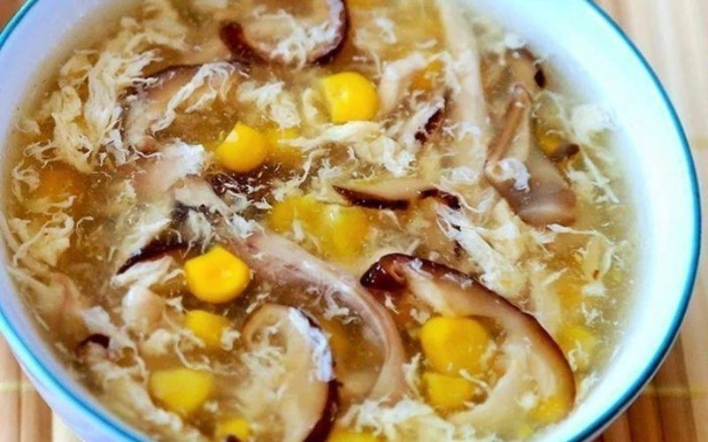 Súp gà nấm hương ấm bụng, tăng miễn dịch và rất dễ tiêu, phù hợp cho người yếu và mùa lạnh.