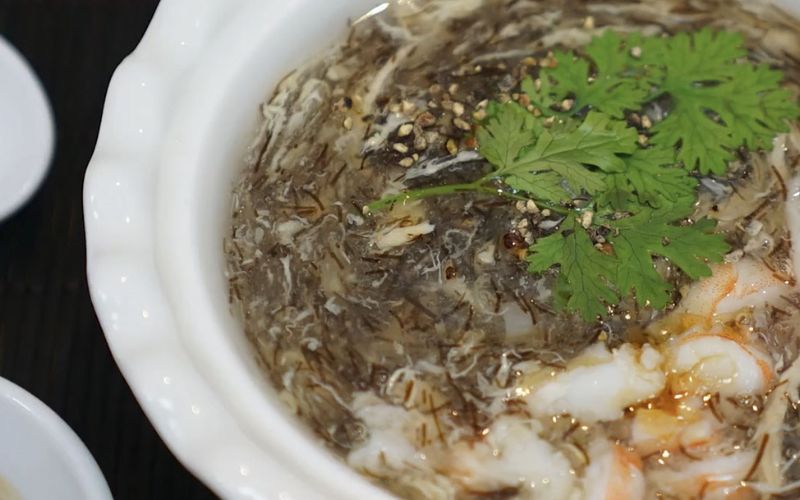 Súp tóc tiên hải sản giàu sắt và kẽm, giúp bổ máu và đẹp da, đặc biệt phù hợp cho phụ nữ.