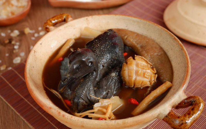 Gà ác tiềm thuốc bắc là món đại bổ giúp phục hồi sức khỏe và tăng cường khí huyết cho người ốm dậy, phụ nữ sau sinh.