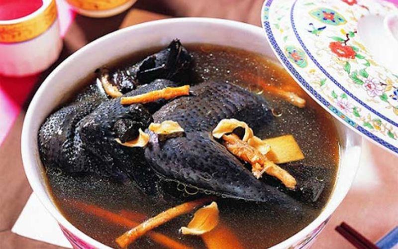 Gà ác tiềm đông trùng hạ thảo là món đại bổ cao cấp giúp dưỡng phổi, bổ thận và phục hồi sức khỏe toàn diện.