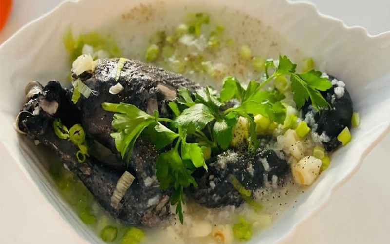 Cháo gà ác giàu đạm, ít béo và rất phù hợp cho người tập luyện, người gầy và trẻ biếng ăn.