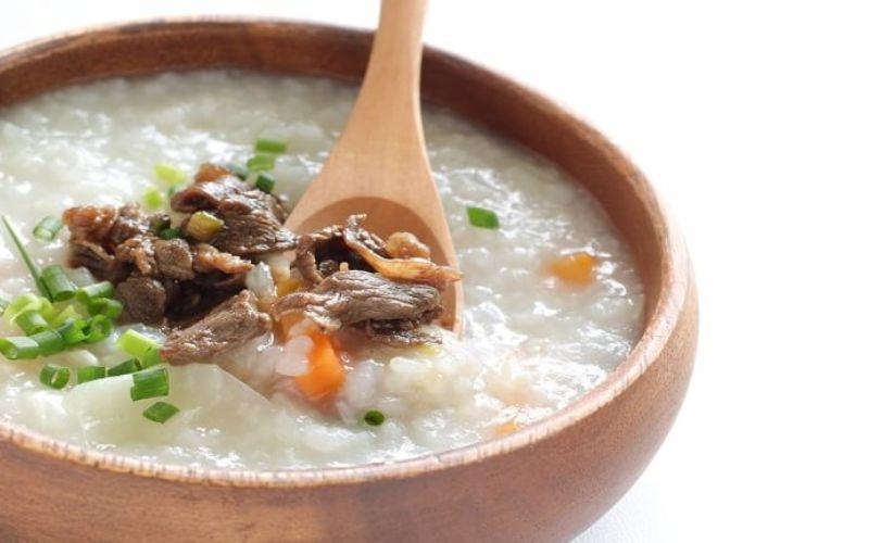 Cháo thịt bò là món giàu đạm và vi chất, đặc biệt tốt cho người thiếu máu và phụ nữ mang thai.