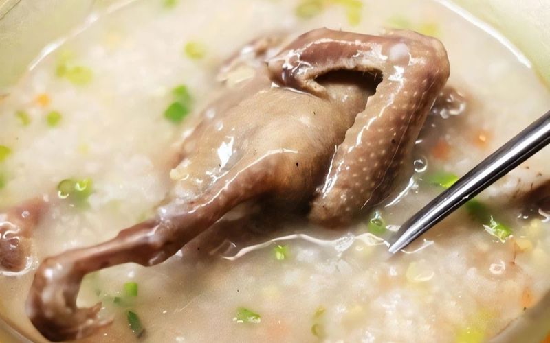 Cháo chim bồ câu là món bồi bổ cao cấp, giúp phục hồi sức khỏe hiệu quả cho người mới ốm dậy.
