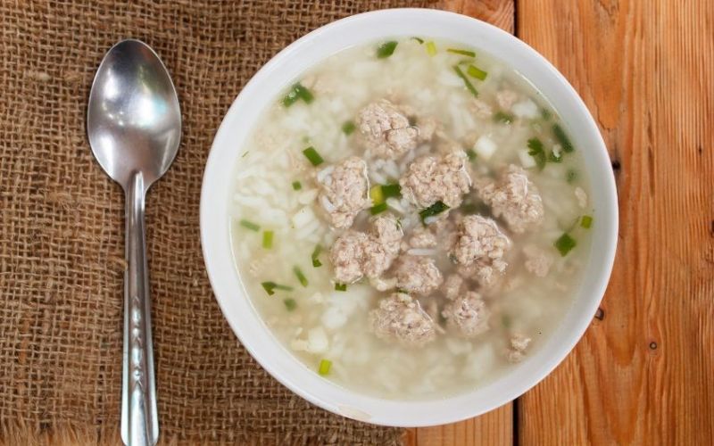 Cháo thịt heo là món truyền thống dễ ăn, dễ tiêu và giàu protein chất lượng cho cả gia đình.