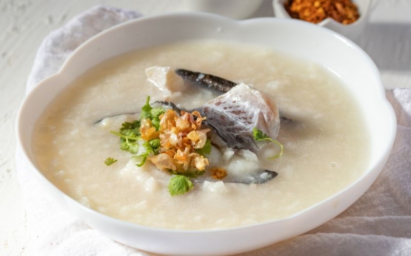 Cháo cá lóc giàu đạm, dễ tiêu và đặc biệt tốt cho người ốm, sau phẫu thuật hoặc phụ nữ sau sinh.