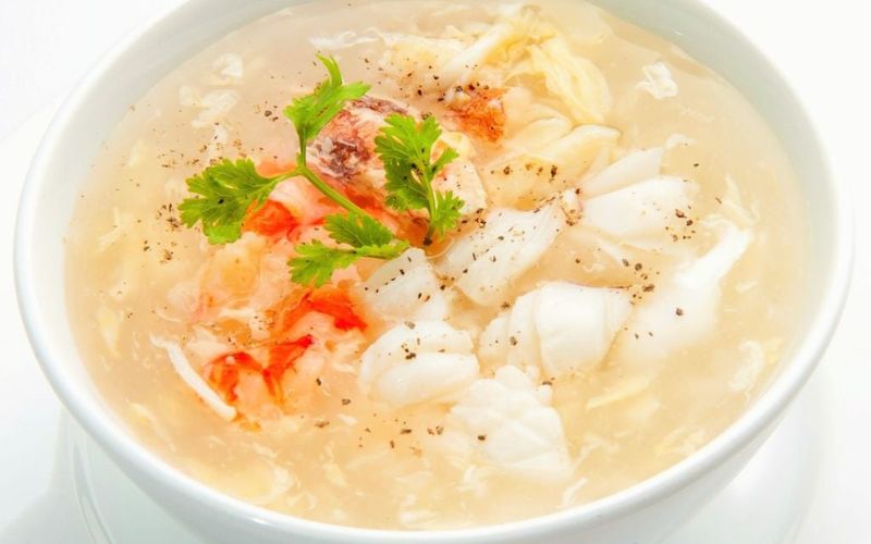 Súp hải sản là món sáng nhẹ bụng, giàu omega-3 và khoáng chất, tốt cho sức khỏe tổng thể.