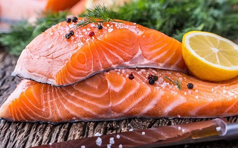 Cá hồi là lựa chọn bữa sáng lý tưởng nhờ giàu omega-3, protein dễ hấp thu và hỗ trợ tim mạch lẫn não bộ.