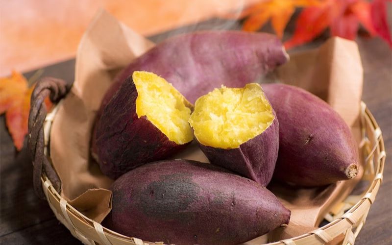Khoai lang là lựa chọn bữa sáng lành mạnh nhờ giàu beta-carotene, vitamin và khoáng chất tốt cho mắt và da.