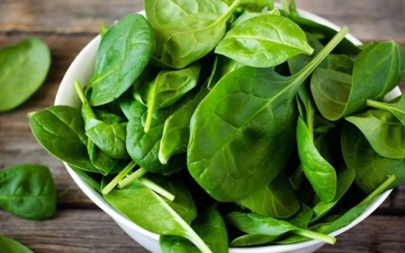 Rau xanh lá là nguồn dinh dưỡng dồi dào giúp bổ máu, tốt cho xương và tăng cường sức khỏe tổng thể.