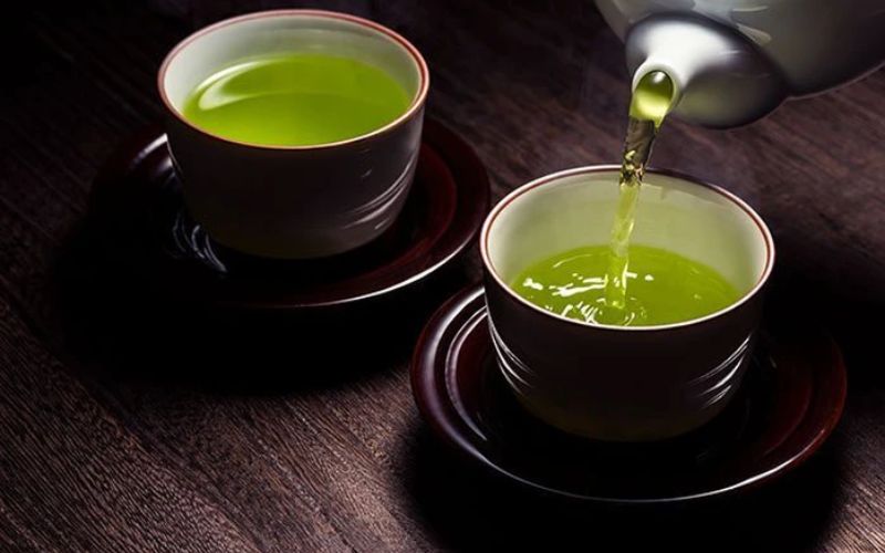 Trà xanh giàu EGCG và L-theanine giúp tỉnh táo nhẹ nhàng, chống oxy hóa