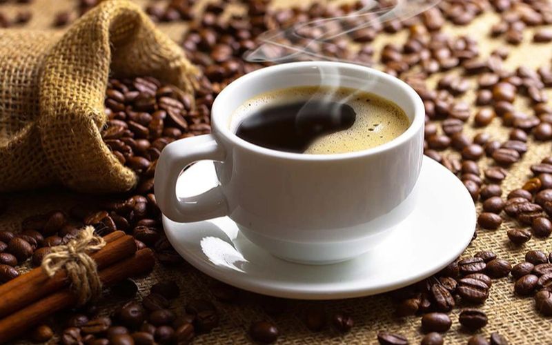 Cà phê đen giàu caffeine giúp tỉnh táo, tăng tập trung và hỗ trợ trao đổi chất hiệu quả