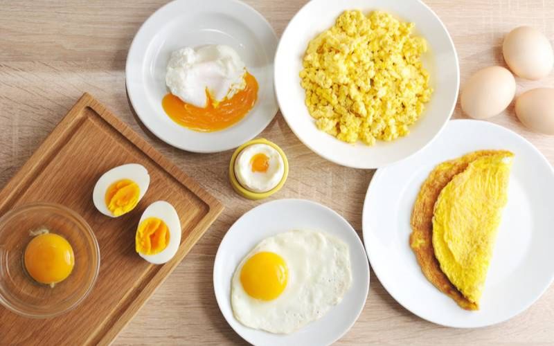 Trứng là lựa chọn lý tưởng khi băn khoăn buổi sáng nên ăn gì nhờ giàu protein, no lâu và tốt cho não bộ.