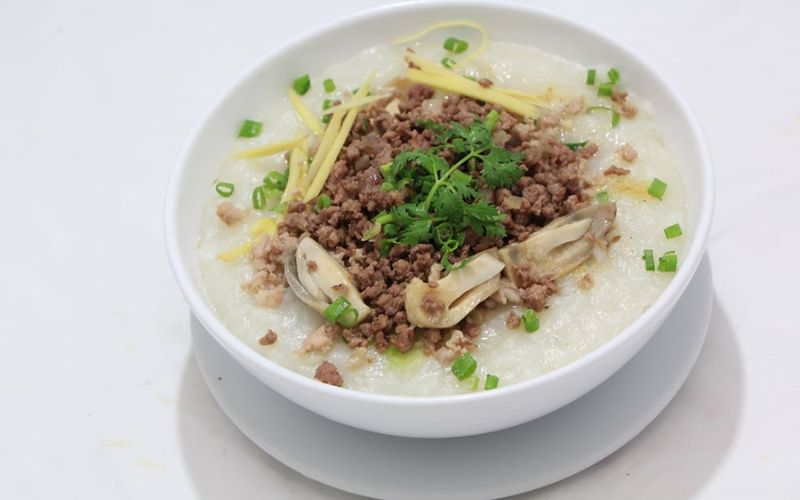 Cháo thịt bò là lựa chọn bữa sáng giàu sắt và protein, giúp tăng sức đề kháng