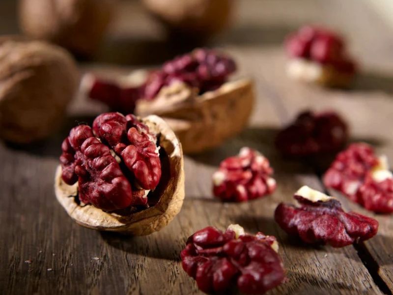 Hạt óc chó giàu Omega-3 thực vật và magiê, hỗ trợ não bộ và giảm viêm, phù hợp cho cả người ăn chay.