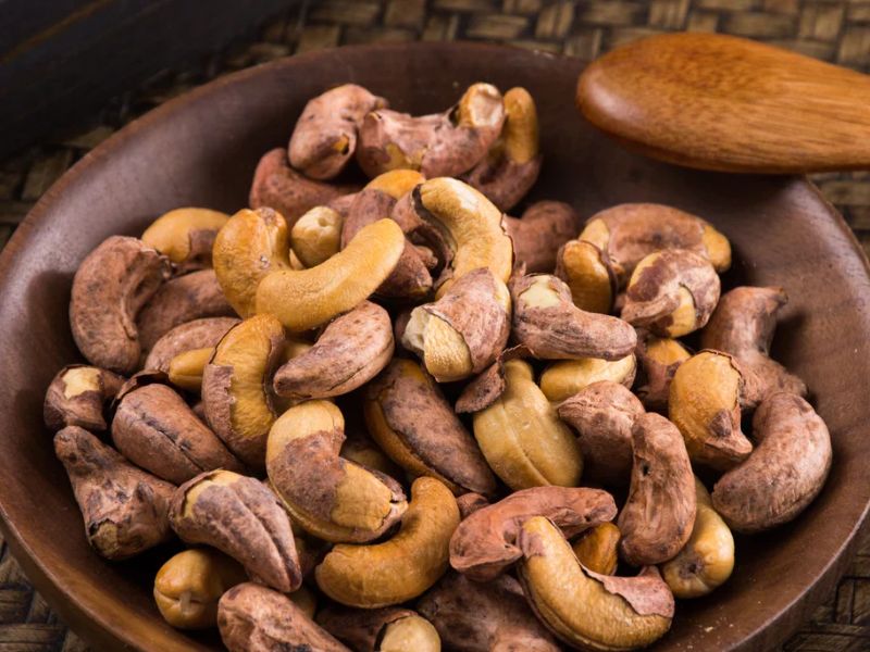 Hạt điều giàu MUFA, magiê và protein, hỗ trợ xương – thần kinh và dễ bổ sung qua nhiều cách chế biến.