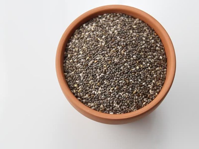 Hạt chia giàu Omega-3 thực vật, chất xơ và chất chống oxy hóa, dễ dùng trong nhiều món bổ dưỡng hằng ngày.